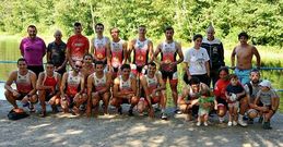 Integrantes de Bikestrada Triatl�n en un encuentro para entrenar junto a playa fluvial de Li�ares.