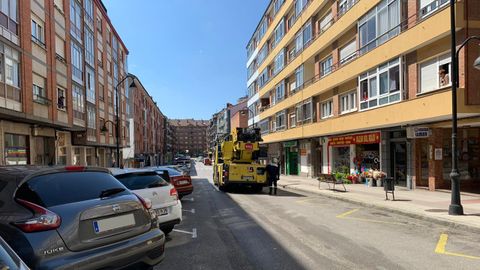 Cami�n de Bomberos en la calle Ramiro I, en Piedras Blancas, este jueves