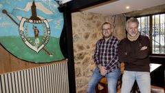 David Lamas y José Antonio García, Faiado, se han puesto al frente de la típica tasca coruñesa Os Belés