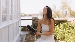 La emprendedora y modelo Jessica Estraviz, en Mera con uno de sus jabones en la presentaci�n de sus nuevos proyectos