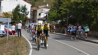 El pelot�n durante la decimocuarta etapa de la Vuelta ciclista a Espa�a que se disputa este s�bado sobre 135,9 kil�metros en Asturias con comienzo en Avil�s y final en las duras rampas del Alto de la Ferrapona, en los lagos de Somiedo