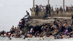 Cientos de migrantes han cruzado a nado este jueves a Ceuta