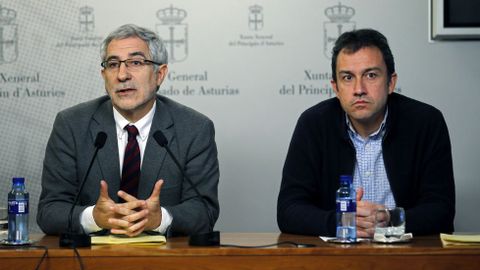  El portavoz de IU en la Junta General, Gaspar Llamazares (i), y el diputado regional de la coalici�n Ovidio Zapico (d)