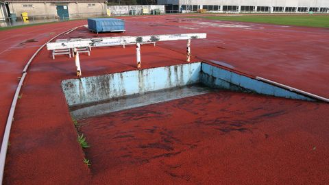 ABANDONO, DESPERFECTOS EN LA PISTA DE ATLETISMO DEL CAMPO MUNICIPAL DE A ALTA. POR LO QUE PERDIO LA HOMOLOGACION
