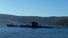 El Mistral, en la r�a de Pontevedra, en marzo del 2019, con un remolcador por la proa
