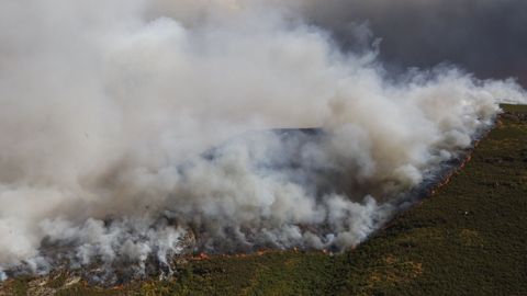 El incendio forestal declarado en Larouco y que se extendió a Lugo por Montefuraso asciende por el cañón del río Soldón hacía O Courel. En la foto, la vista desde el pueblo de Cruz de Outeiro