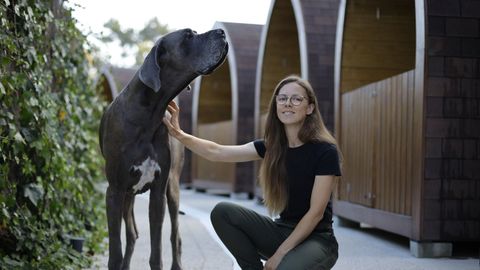 Estefanía Estévez, adiestradora canina en el hotel y guardería Canine Mera Club.