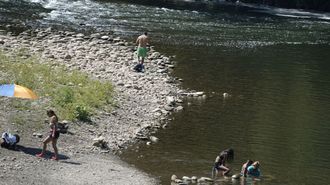 Ba�istas en una de las playas del r�o Nal�n en Las Caldas