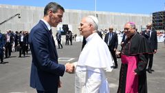 Pedro S�nchez recibi� al papa Le�n XIV a su llegada ayer a Canarias.