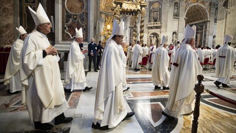 Cardenales a su llegada a las Novendiales por el papa Francisco