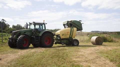 Imagen de archivo de un tractor recogiendo hierba