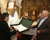 Manuel Polo muestra la placa que le entreg� Paj�n y Novo.