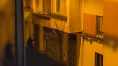 Una persona revienta una puerta con una hoz de labranza en Santiago