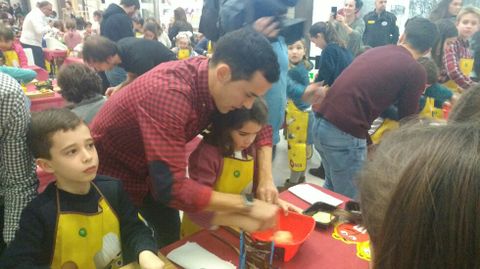 Linares, Nando, Hctor Nespral y Ortiz estuvieron cocinando con los nios que participaron en el showcooking de Sergio Rama