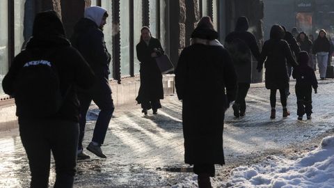 Gente caminando este viernes por las heladas calles de Kiev, tras los ataques rusos.