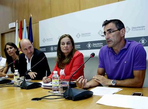 Bego�a Est�vez, Louz�n y Marta Iglesias, ayer con Julio Souto, del servicio de Intervenci�n provincial. 