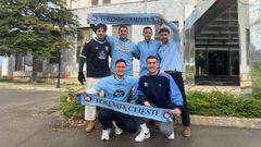 Un grupo de aficionados del Celta de la pea Tolemia Celeste, este jueves en Razgrad.