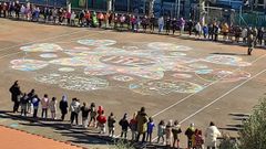 Alumnos del colegio Condesa de Fenosa de O Barco dibujaron un gran mandala en el patio