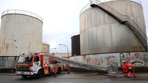Retirada de chapas de los antiguos dep�sitos del puerto en Cambados