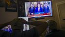 Dos personas viendo la rueda de prensa de Donald Trump tras atacar Irn