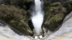 Fotograf�a de archivo de la presa de Belesar liberando agua por su base. Este embalse acaba de sobrepasar el 50% de su nivel por primera vez en seis meses 
