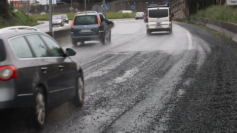 Grava levantada y despedida al arc�n y baches incipientes en la FE-13, de competencia estatal, en un punto cercano al Marcide y reparado hace solo unos meses.