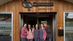 De izquierda a derecha, Arancha Bouza, educadora social y coordinadora del centro; Rocío Santalla, gerocultora; Alba Iglesias, auxiliar de enfermería; Alba Mallo, terapeuta ocupacional; e Inés Bouza, integradora social, ayer a la puerta del centro