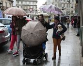 Las calles estradenses se llenaron de vida y de paraguas. 