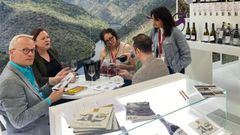 Tim Atkin, a la izquierda, el pasado a�o en el puesto de Ribeira Sacra en Prowein
