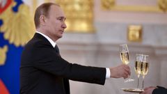 El presidente ruso, Vladimir Putin, con una copa de champ�n durante una recepci�n a los embajadores en el Kremlin
