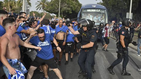 Aficionados del M�laga, durante los altercados en la previa al partido contra el Almer�a