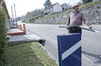 El cierre de la casa de Manuel Lubi�n ha recibido el impacto de cinco coches. 
