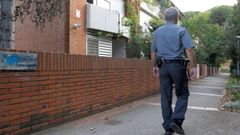 Un trabajador de una empresa de seguridad privada patrulla este jueves por el municipio barcelon�s de Premi� de Dalt. El Ayuntamiento de la localidad ha reactivado la figura del sereno, llevada a cabo por una empresa de seguridad privada, que seg�n datos del consistorio, ha ayudado a reducir hasta un 30 % los robos en el interior de las viviendas