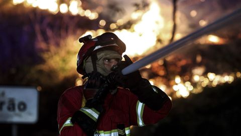 Un bombero forestal portugu�s intenta extinguir un foco en Pampilhosa da Serra