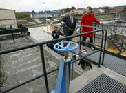 Ethel V�zquez, de rojo, visit� ayer junto con t�cnicos y pol�ticos la depuradora de O Grove. 