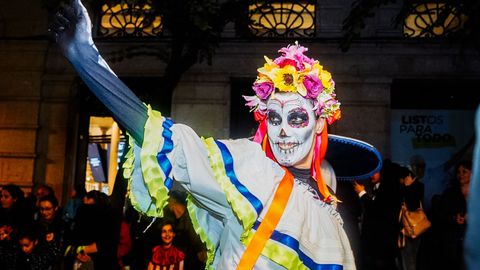 Referencia al Da de Muertos mexicano.