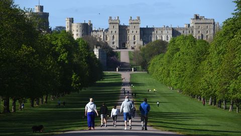 Gente paseando con normalidad en las inmediaciones del Castillo de Windsor, Reino Unido