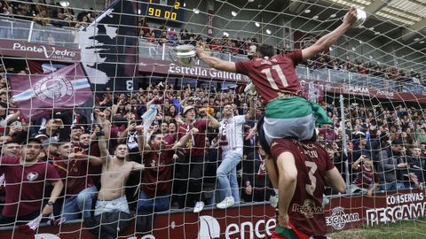 Chiqui, a hombros de Igor, con la copa en las manos