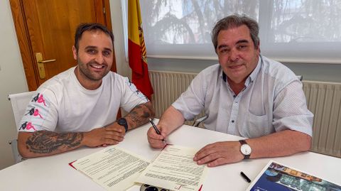 Manuel Vázquez y Gerardo Seoane firmaron el convenio de colaboración.
