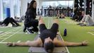 Imagen de archivo. Varias personas participan en una clase grupal de entrenamiento funcional impartida en el gimnasio de La Solana, en A Coru�a.