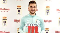 Lucas Ahijado, con el premio a mejor jugador de octubre en el Oviedo
