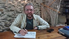 Gary Fawle, con el cuaderno de notas donde replica petroglifos, en The Foundry, en Bravos, Ourol