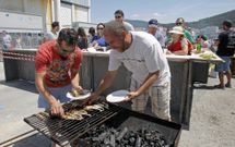 Los cocineros fueron ocho integrantes de un equipo de f�tbol de veteranos de la localidad. 