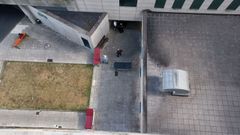 Agentes de la Polic�a Nacional en el lugar donde cay� el hombre, junto a la entrada de Urxencias
