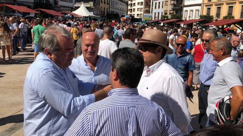 Luis Venta (de frente) con un grupo de pol�ticos del PP, entre los que se encuentra Ram�n Garc�a Ca�al y Jos� Manuel Felgueres, en Villaviciosa