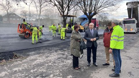 El alcalde, en el centro, con los responsables municipales y un encargado de la empresa