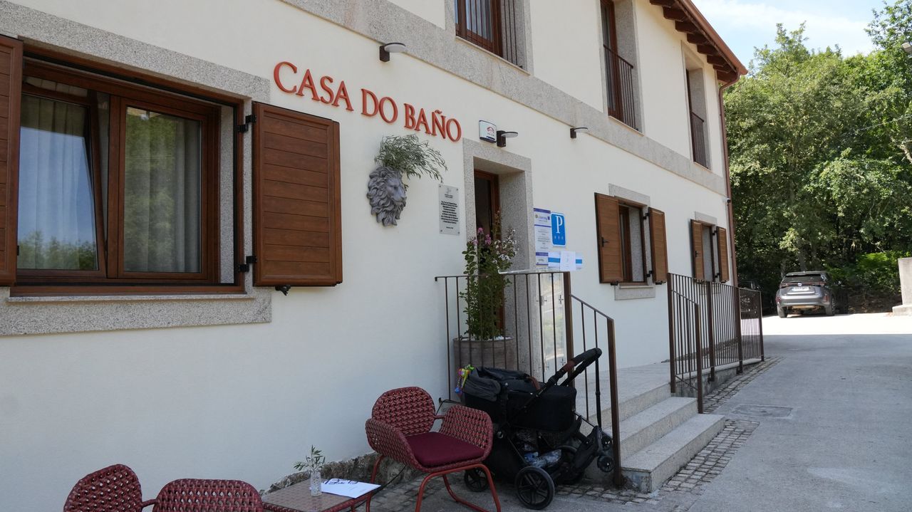 Los antiguos alumnos de la escuela de Bande la visitan convertida en pensión de tres estrellas