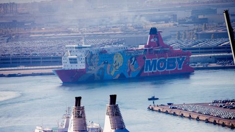 El barco de Piol�n abandona el puerto de Barcelona