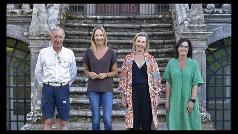 La directora del Espazo Fest, Mara Baltar, junto a la delegada de la Xunta y los representantes de los pazos en la presentacin de la programacin