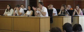 Los cinco grupos de la oposici�n se sientan ahora donde antes estaba el gobierno local. 